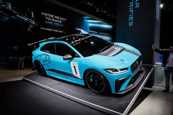 Besucher fotografiert das Konzept Electrifies von Jaguar ab