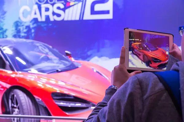 Besucher fotografiert das Project CARS 2 Plakat - Gamescom 2017, Köln
