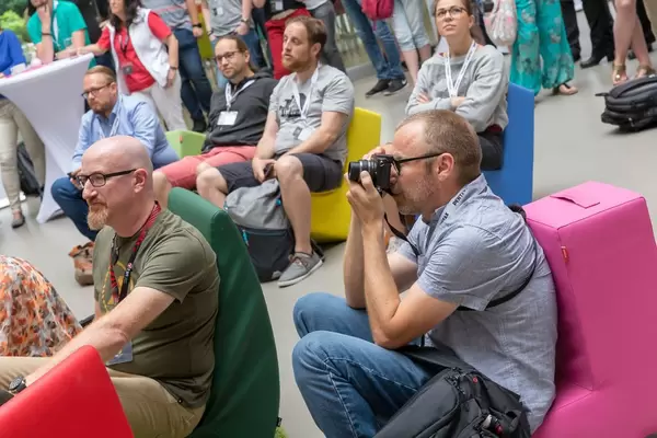 Besucher fotografiert die Vortragenden beim Barcamp 2018 Koblenz