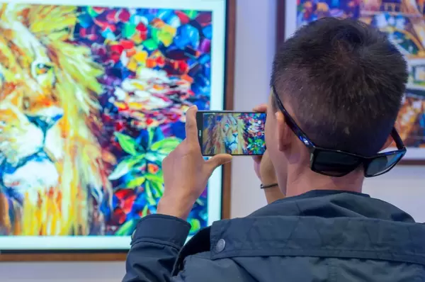 Besucher fotografiert Marco TV Line Fernseher in Form von Bilderrahmen