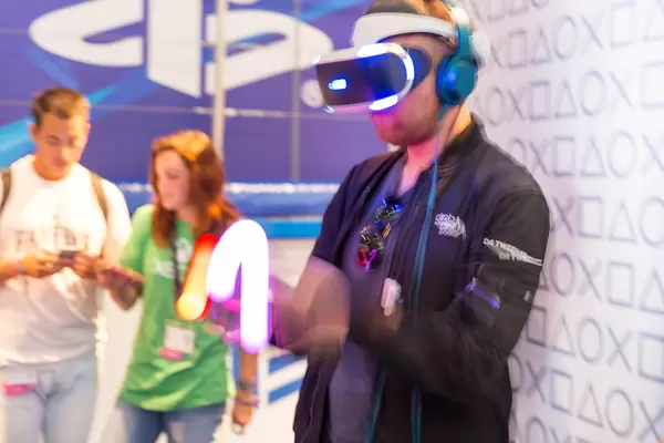 Besucher fuchtelt mit den PlayStation Move Kontrollern (PS4 VR) - Gamescom 2017, Köln