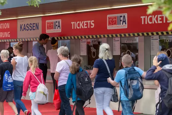 Besucher gehen an den Ticketschaltern auf der IFA 2018 vorbei