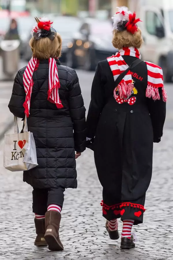 Besucher gehen nach Hause - Kölner Karneval 2018