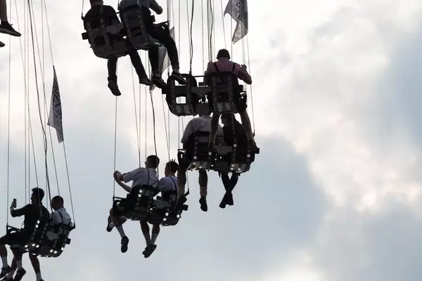 Besucher genießen die Karussellfahrt - Oktoberfest 2017