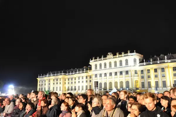Besucher genießen klassische Musik im Schönbrunner Schlosspark