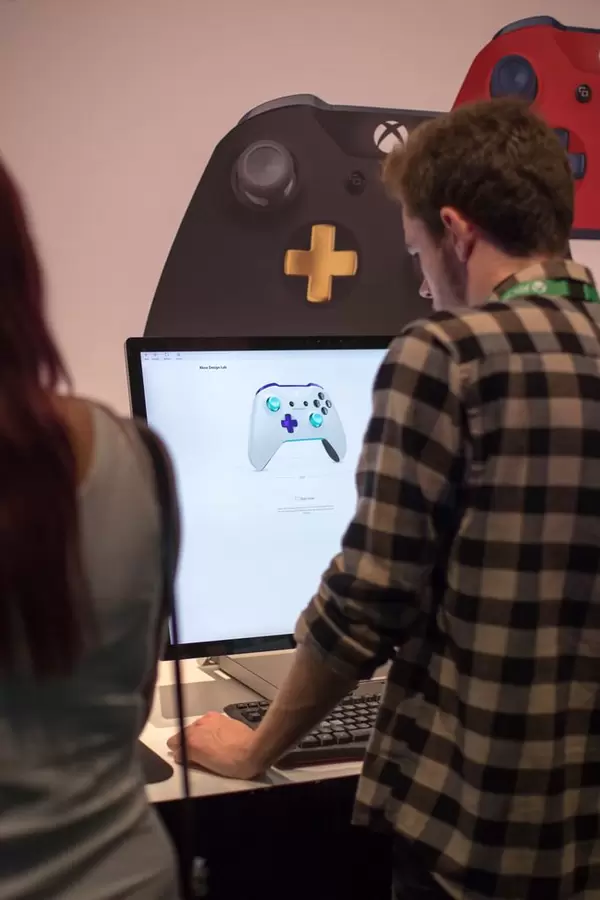 Besucher gestalten Xbox One Kontroller