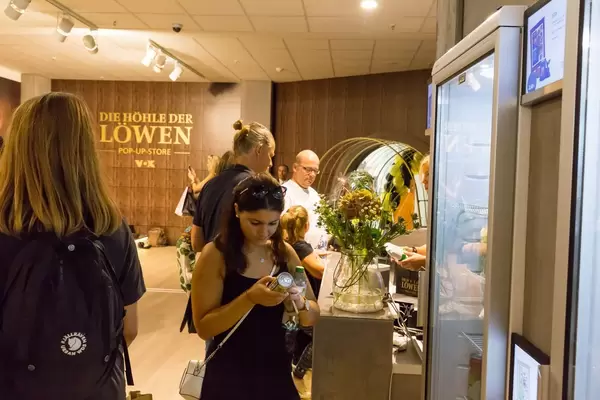 Besucher im Pop-Up-Store Die Höhle der Löwen