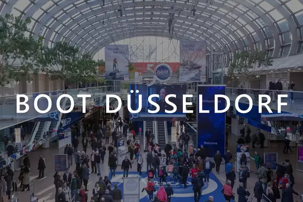 Besucher in der Messehalle für Wassersport, mit dem Bildtitel "Boot Düsseldorf"