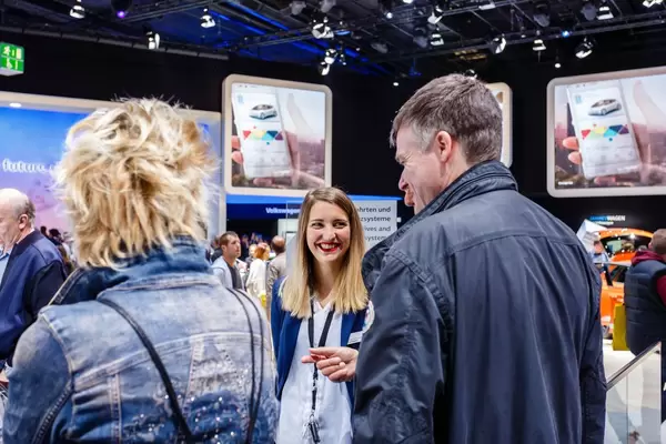 Besucher informieren sich über Elektromotoren