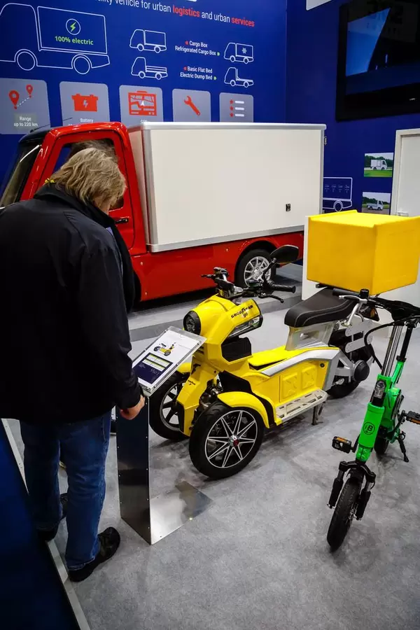 Besucher informieren sich über Good Year Go bei der IAA 2017