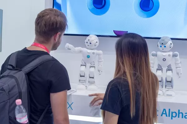 Besucher interagieren mit dem Lynx Roboter