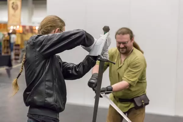 Besucher kämpfen mit LARP Schwertern