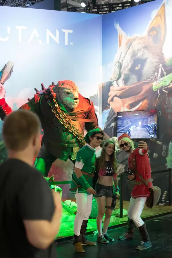 Besucher machen Selfie am Biomutant Messestand