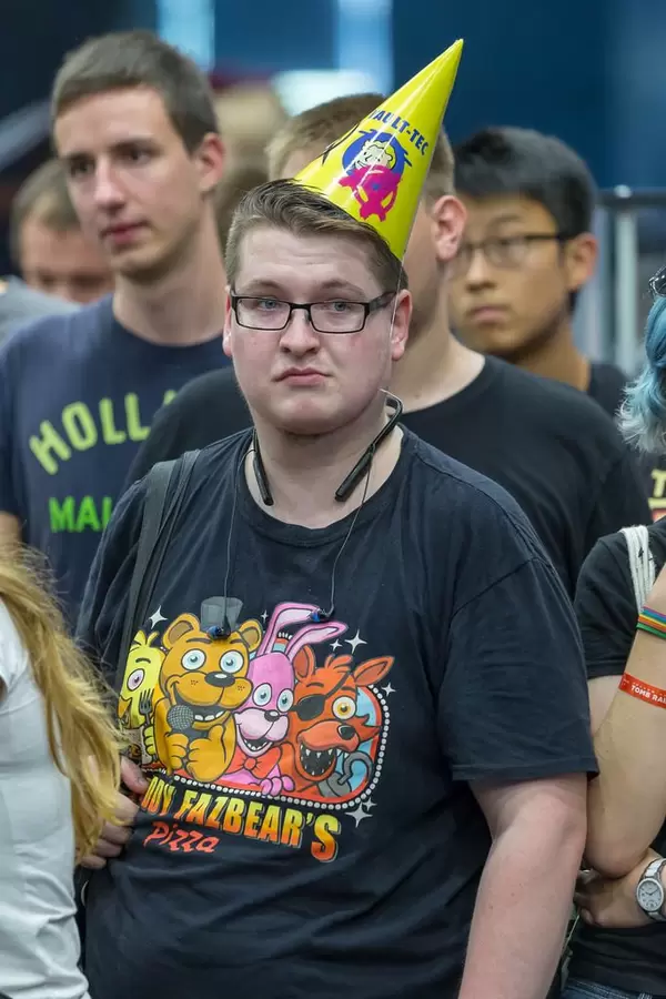 Besucher mit Freddy Fazbear's T-Shirt und Fallout Partyhut