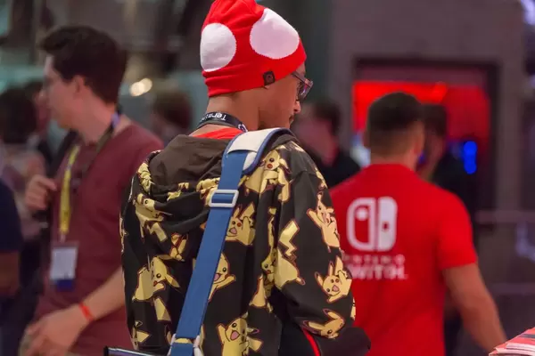 Besucher mit Pikachu Kapuzenjacke