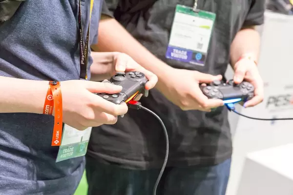 Besucher mit PS4 Kontrollern in Händen - Gamescom 2017, Köln