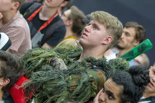 Besucher mit Scharfschütze Tarnanzug