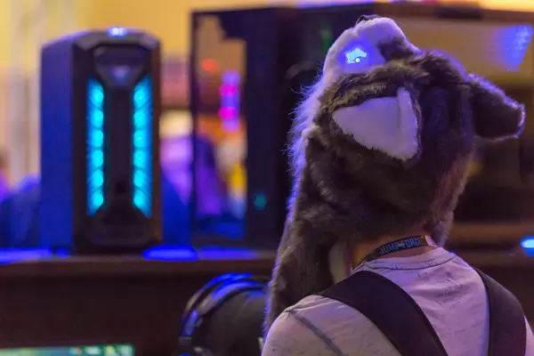 Besucher mit Wolf-Mütze auf der Gamescom 2018