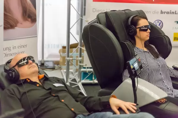 Besucher probieren Brainlight aus - FIBO Köln 2018