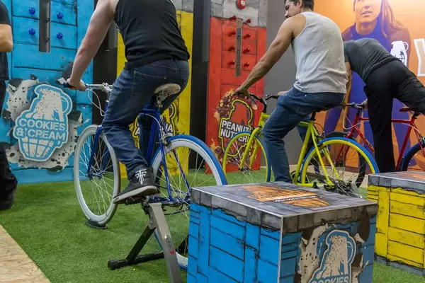 Besucher probieren Cycletrainer aus - FIBO Köln 2018