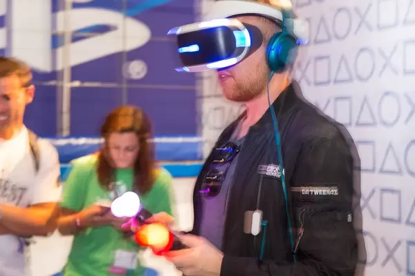 Besucher probiert das PS4 VR Set aus - Gamescom 2017, Köln