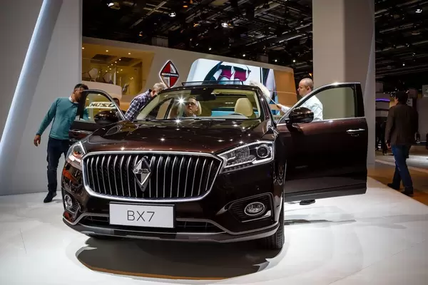 Besucher schauen sich das Borgward BX7 an