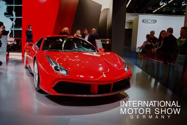 Besucher schauen sich das Ferrari-Modell 488 GTB bei der IAA 2017 an tbd