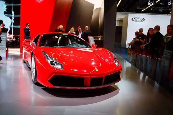 Besucher schauen sich das Ferrari-Modell 488 GTB bei der IAA 2017 an