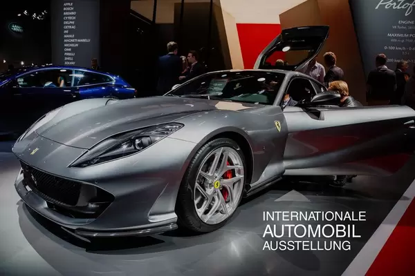 Besucher schauen sich das Ferrari-Modell 812 Superfast bei der IAA 2017 an tbd