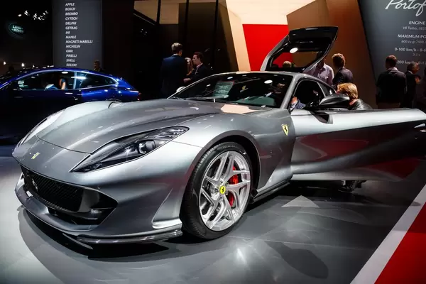 Besucher schauen sich das Ferrari-Modell 812 Superfast bei der IAA 2017 an