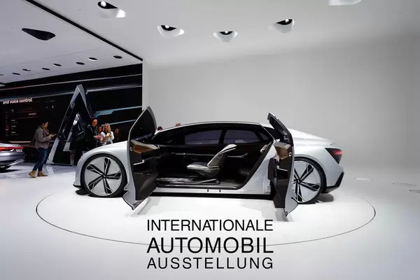 Besucher schauen sich das Konzept Aicon von Audi an tbd