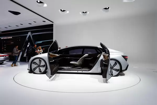 Besucher schauen sich das Konzept Aicon von Audi an