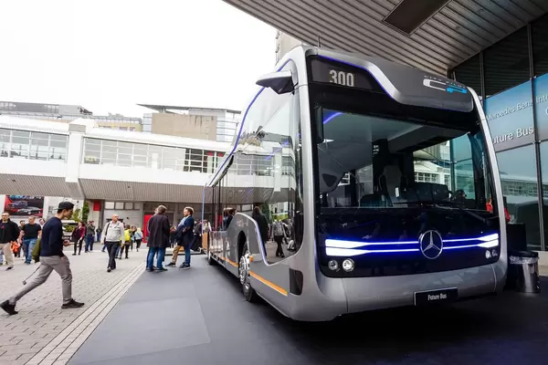 Besucher schauen sich das Konzept City Pilot 300 von Mercedes Benz an