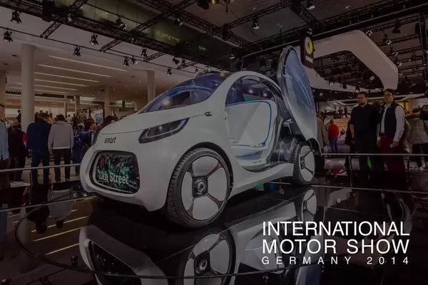 Besucher schauen sich das Konzept Vision EQ von Smart an tbd