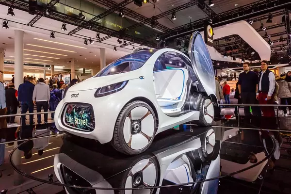 Besucher schauen sich das Konzept Vision EQ von Smart an