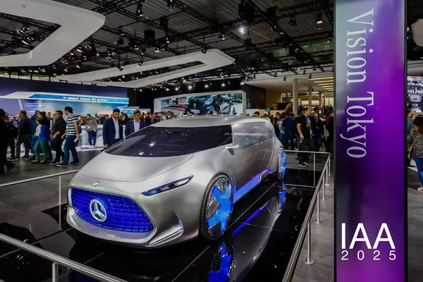Besucher schauen sich das Konzept Vision Tokyo von Mercedes Benz an tbd
