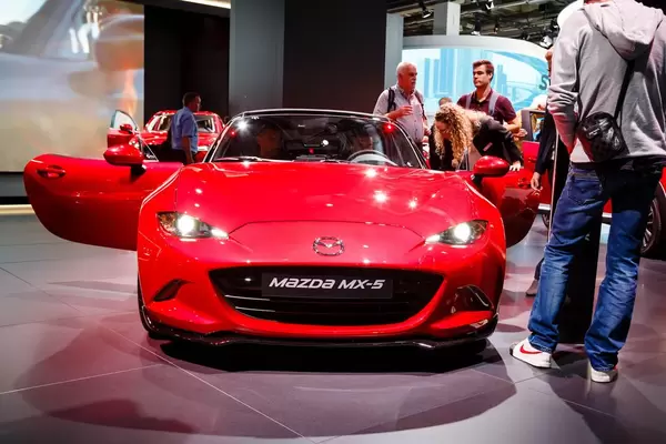 Besucher schauen sich das Mazda MX-5 Modell an