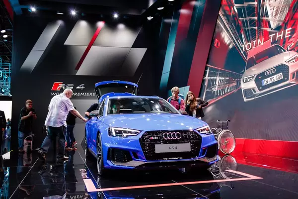Besucher schauen sich das Model RS 4 Quattro von Audi an