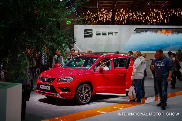 Besucher schauen sich das Modell Ateca FR bei der IAA 2017 von Seat an tbd