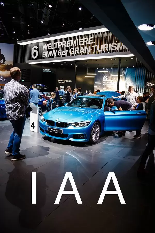 Besucher schauen sich das Modell BMW 4er Coupé an tbd