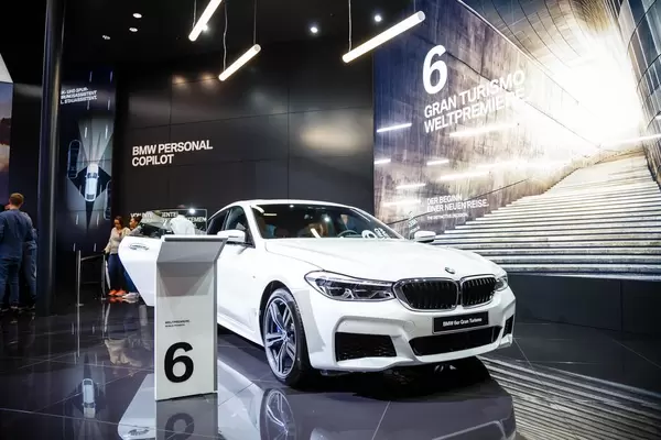 Besucher schauen sich das Modell BMW 6er Gran Turismo an