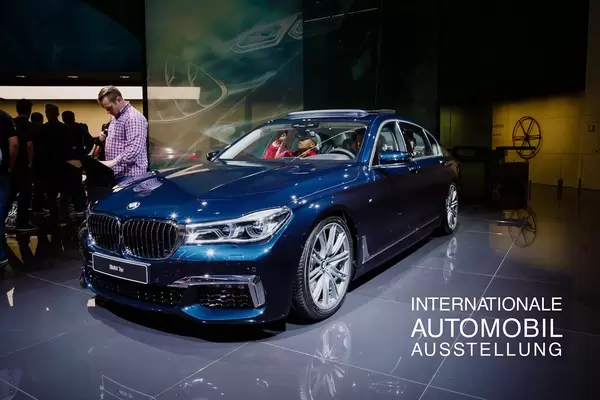 Besucher schauen sich das Modell BMW 7er an tbd