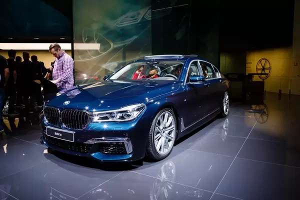Besucher schauen sich das Modell BMW 7er an