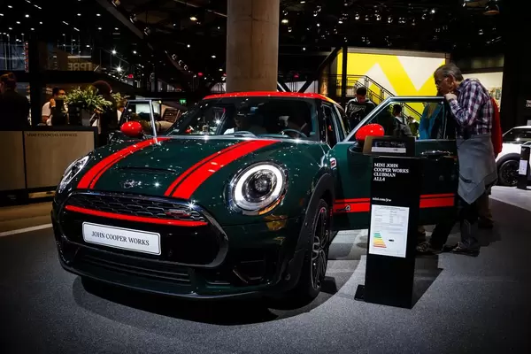 Besucher schauen sich das Modell Clubman All4 von Mini John Cooper Works an