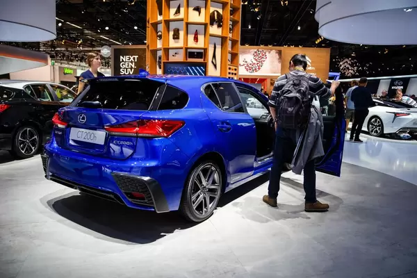 Besucher schauen sich das Modell CT 200h von Lexus