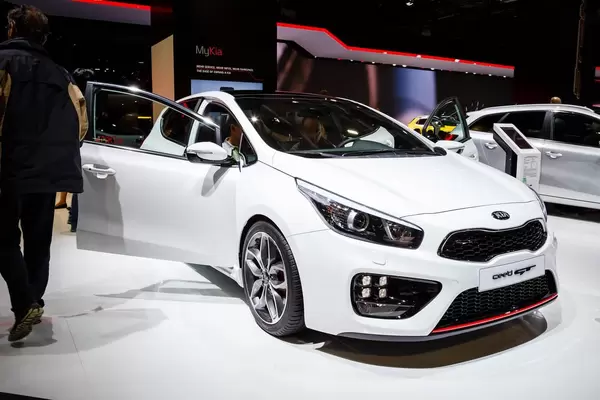 Besucher schauen sich das Modell Kia Ceed RT an