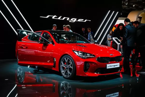 Besucher schauen sich das Modell KIA Stinger an
