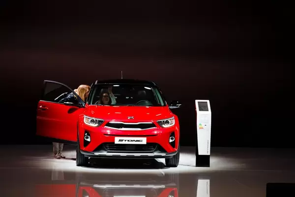 Besucher schauen sich das Modell KIA Stonic an