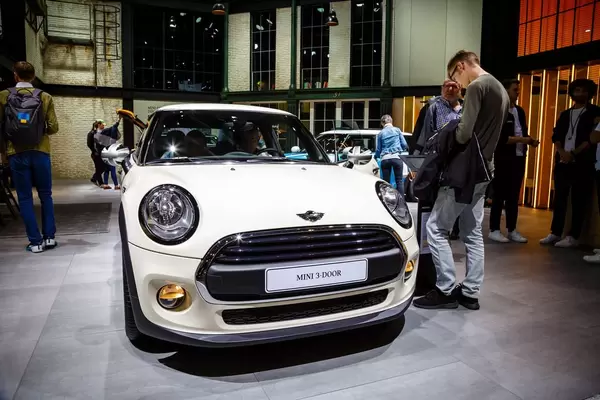 Besucher schauen sich das Modell Mini 3-Door  von Mini John Cooper an