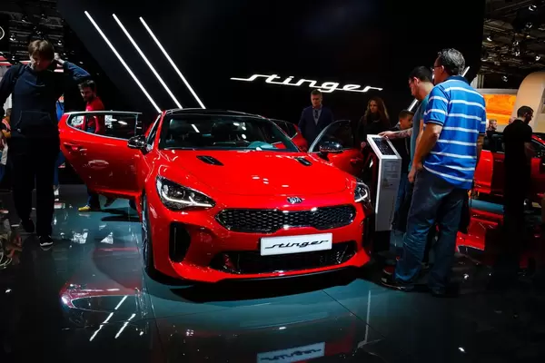 Besucher schauen sich das Modell Stinger von KIA an